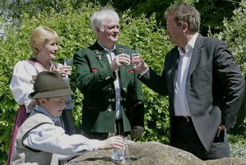 Landesrat Rudi Anschober mit Familie Sams (Werner Sams ist OÖ WASSER AR-Vorsitzender und Obmann der Wassergenossenschaft Untersee-Au im Salzkammergut)